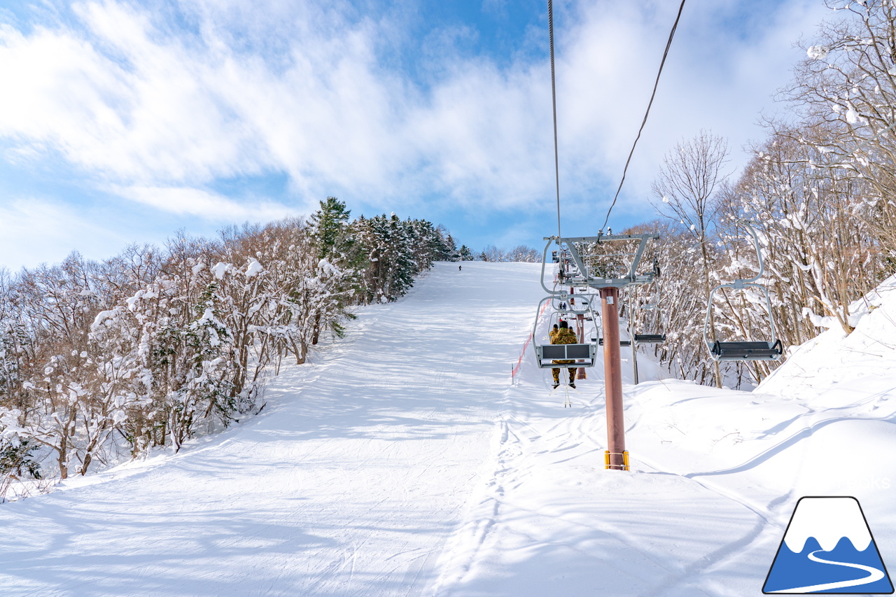 岩見沢萩の山市民スキー場｜ペアリフト４本運行で輸送能力良好！初級者から上級者まで楽しめる超ワイドゲレンデ(^^)/